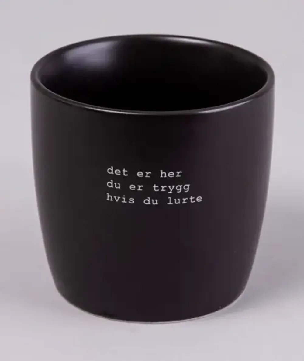 Kopp sort med Trygve Skaug dikt «Trygg»